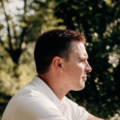 Koen Sitting - close